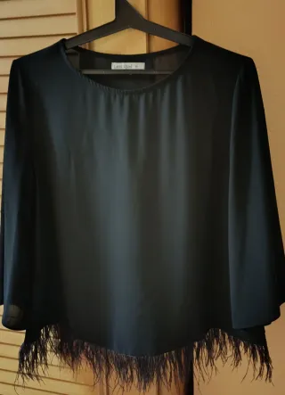 Blusa elegante negra con plumas Talla M
