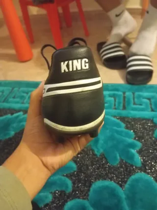 Zapatos de fútbol Puma negros y blancos