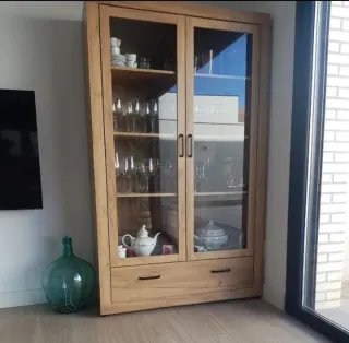 Vitrina de madera y cristal