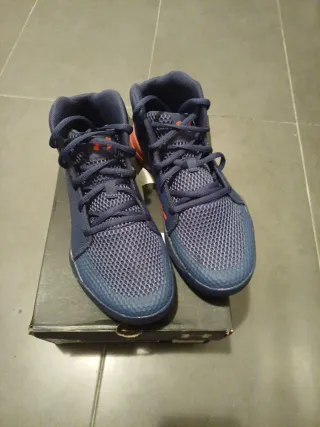 Zapatillas Baloncesto Under Armour 38.5 a estrenar