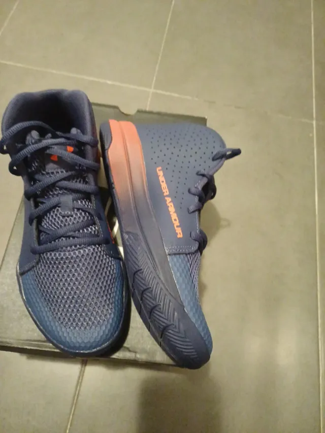 Zapatillas Baloncesto Under Armour 38.5 a estrenar
