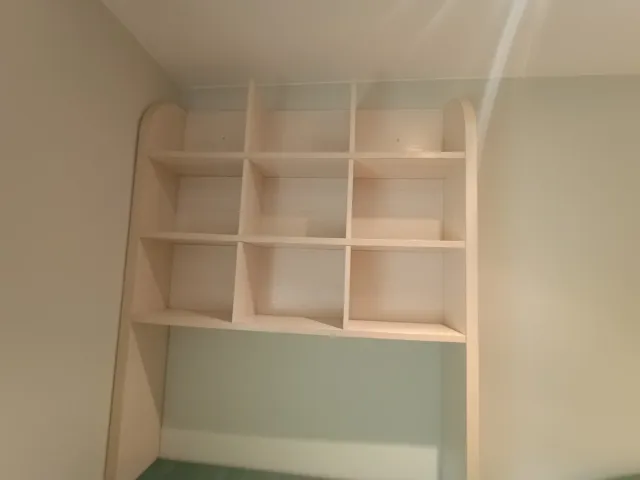 Escritorio con cajones y estantería