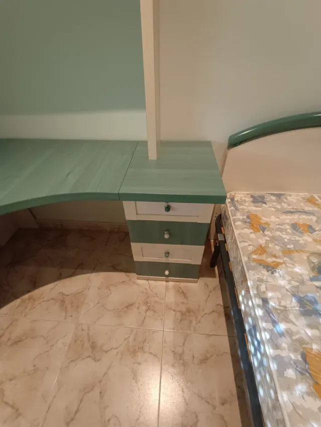 Escritorio con cajones y estantería