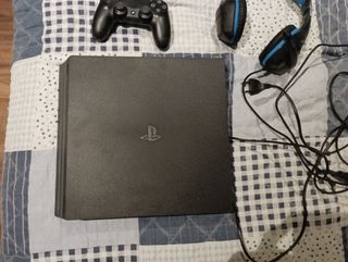 Consola PS4 Pro Negra + Mando y Auriculares