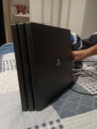 Consola PS4 Pro Negra + Mando y Auriculares