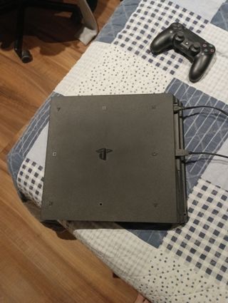 Consola PS4 Pro Negra + Mando y Auriculares