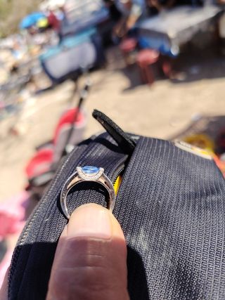 Anillo Oro Blanco Zafiro Azul y Diamantes