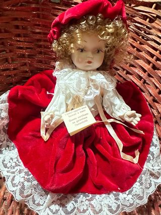 Bambola in ceramica con vestito rosso