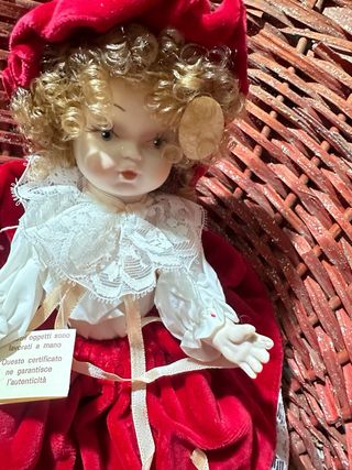 Bambola in ceramica con vestito rosso