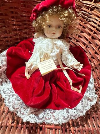 Bambola in ceramica con vestito rosso