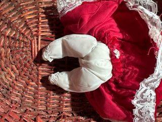 Bambola in ceramica con vestito rosso