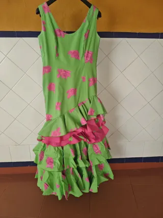 Vestido de gitana verde con flores rosas