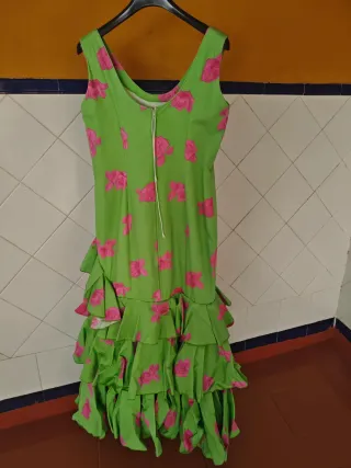 Vestido de gitana verde con flores rosas
