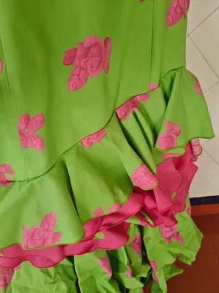 Vestido de gitana verde con flores rosas