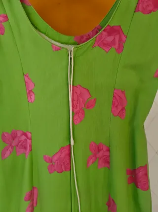 Vestido de gitana verde con flores rosas