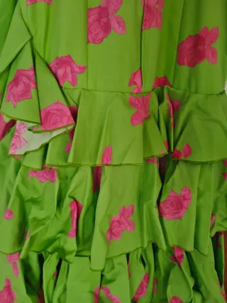 Vestido de gitana verde con flores rosas