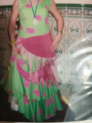 Vestido de gitana verde con flores rosas