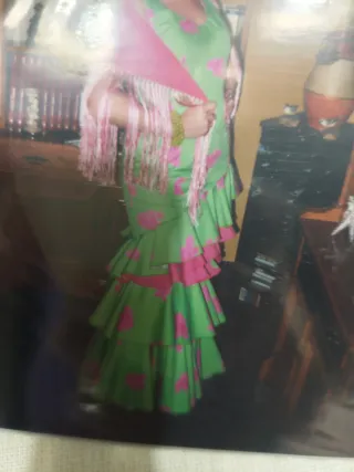 Vestido de gitana verde con flores rosas