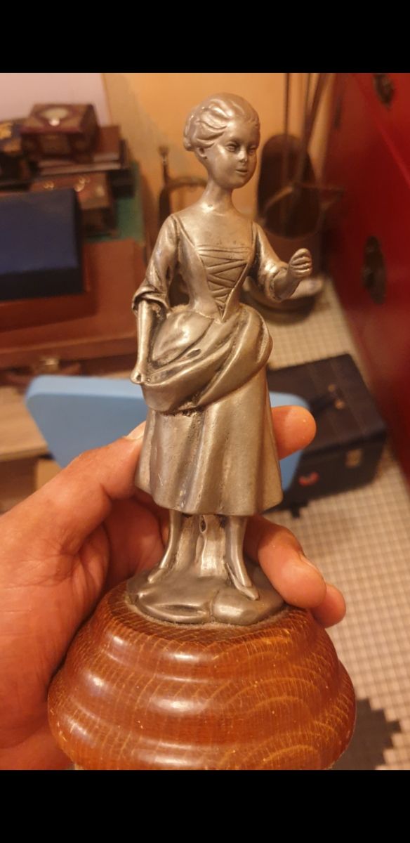 Escultura estaño antigua figura mujer