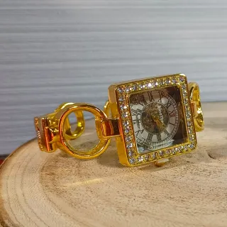 Reloj de pulsera dorado con pedrería