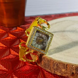Reloj de pulsera dorado con pedrería