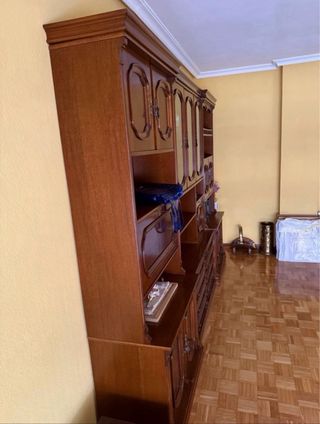 Mueble de salón de madera y cristal Gratis