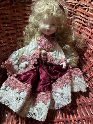 Bambola in ceramica con vestito elegante