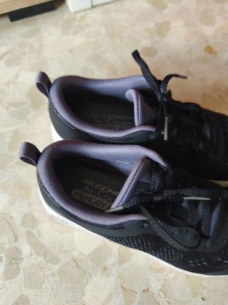 Zapatillas Skechers Negras y Grises