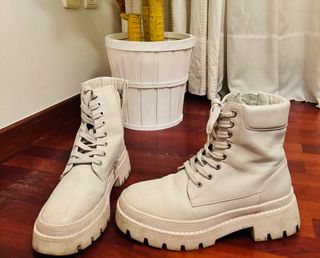Botas blancas con cordones y cremallera