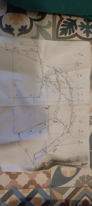 Tienda de campaña verde y morada