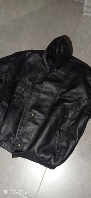 Chaqueta negra de cuero sintético