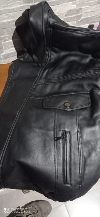 Chaqueta negra de cuero sintético