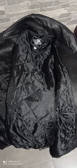 Chaqueta negra de cuero sintético