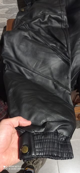Chaqueta negra de cuero sintético