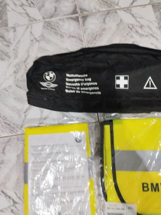Chaleco de seguridad BMW y kit de emergencia