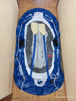 Bote inflable azul con remos