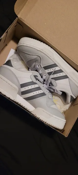Zapatillas Adidas Grises y Blancas