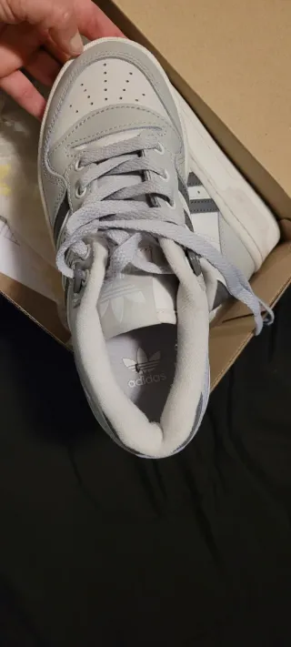 Zapatillas Adidas Grises y Blancas