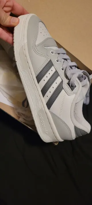 Zapatillas Adidas Grises y Blancas