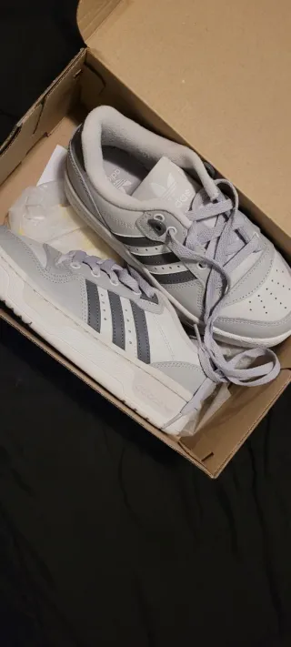 Zapatillas Adidas Grises y Blancas
