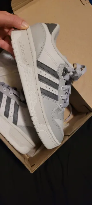 Zapatillas Adidas Grises y Blancas