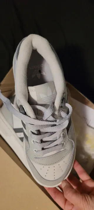 Zapatillas Adidas Grises y Blancas