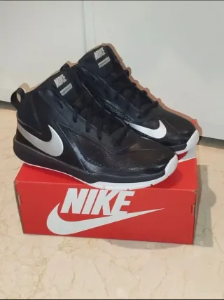 Zapatillas Nike Team Hustle Negras y Plateadas