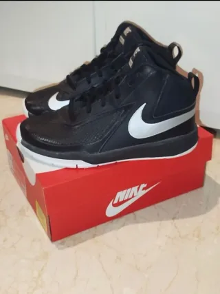 Zapatillas Nike Team Hustle Negras y Plateadas