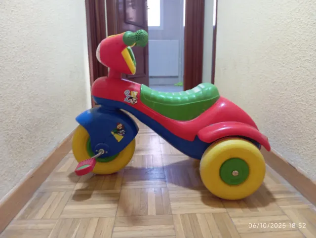 Triciclo infantil de juguete