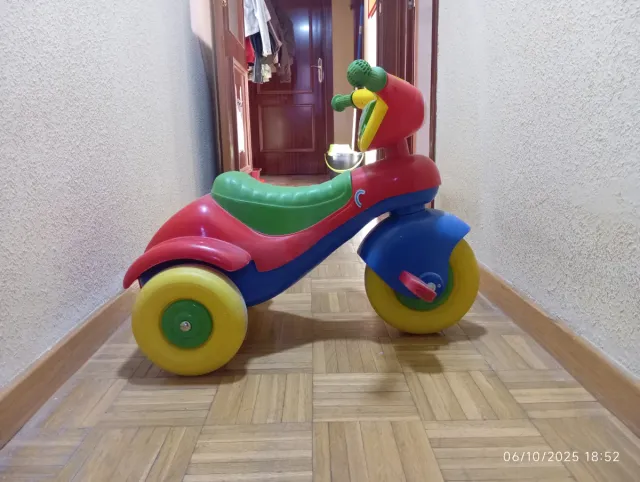 Triciclo infantil de juguete