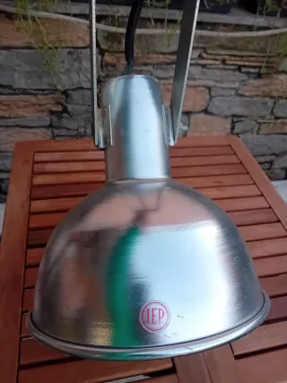 Lámpara industrial colgante metálica