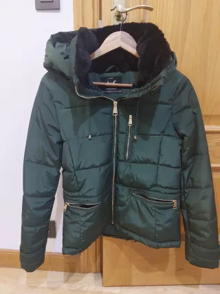 Cazadora Zara verde capucha pelo Talla XS