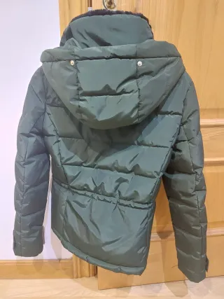Cazadora Zara verde capucha pelo Talla XS