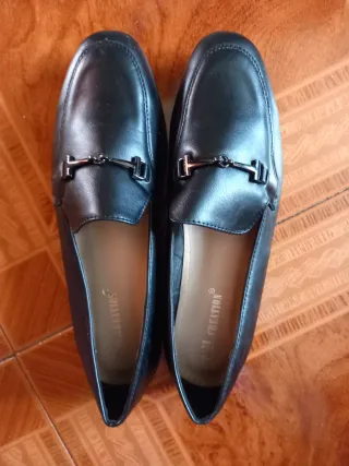 Zapatos negros de vestir con detalle metálico